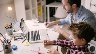 Ouder en kind samen aan het werk